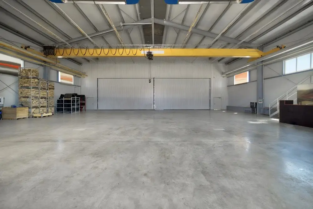 Fabrika ve depo alanlarında kullanılan tek kirişli tavan vinci